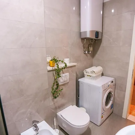 Views - Comfy And Spacious Apartman *