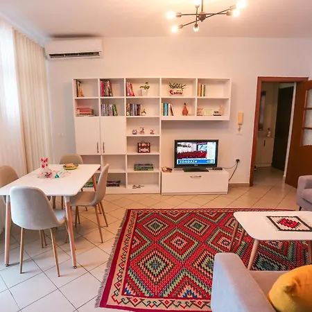 Views - Comfy And Spacious Apartment